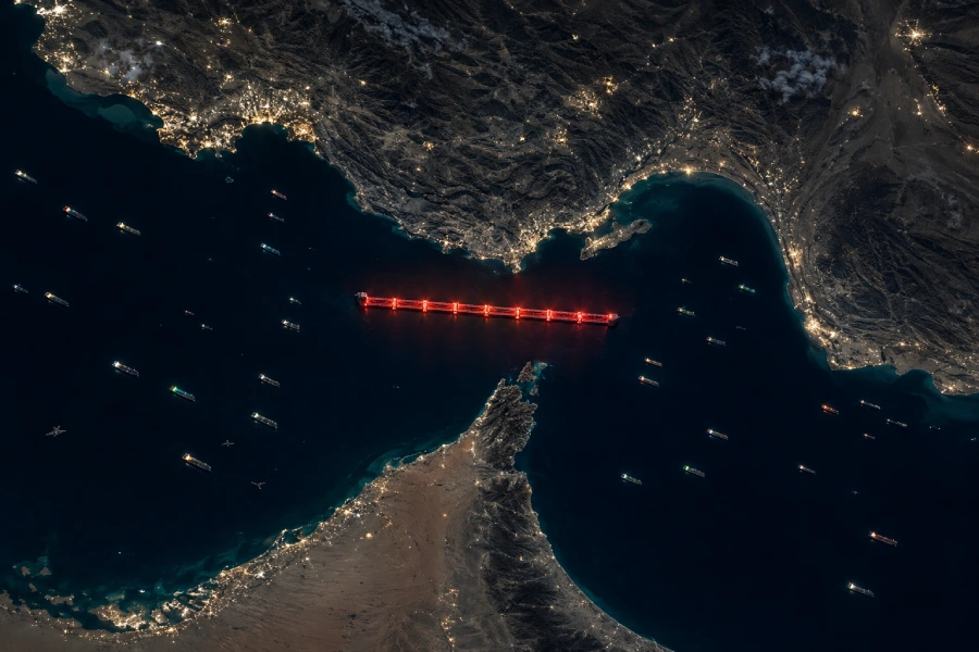 إيران تُغلق هرمز، النفط يقفز